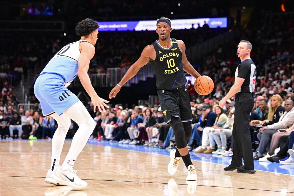 球员赛后把球衣送给癌症小球迷