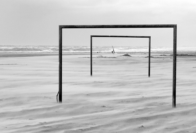 拉普拉塔大学生抗议阿足协新规，背身列队迎接联赛冠军罗萨里奥